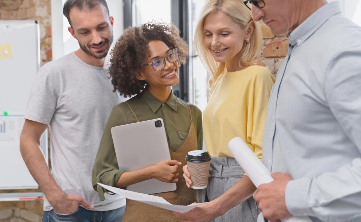 Équipe de conseillers financiers en réunion stratégique